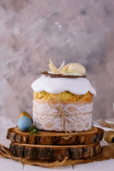 Masada güzel bir dekor ile Paskalya pastası,