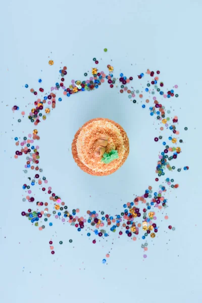 Delicioso y fragante cupcake en un círculo de purpurina — Foto de Stock