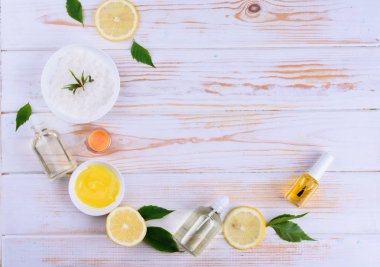 Ahşap bir arka planda kozmetik yağlar güzel düzeni. Yüz ve vücut için doğal kozmetik