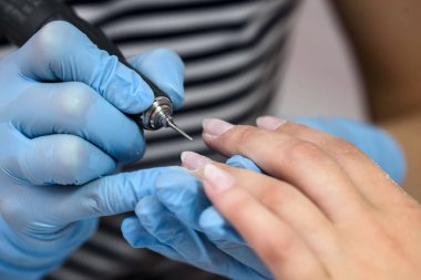 Manikürcü işte, Beaty manikür tırnaklar. Manikür süreci.