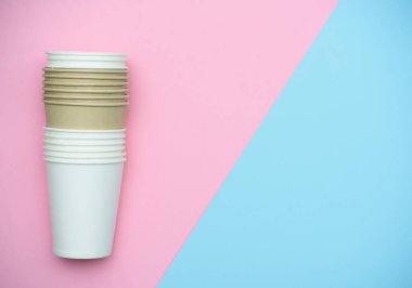 Pembe mavi arka planda el sanatları gözlük