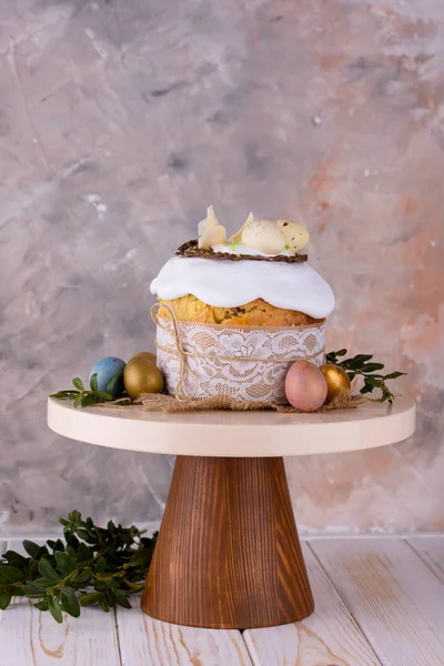 Пасхальний торт, з красивим декором на столі — стокове фото