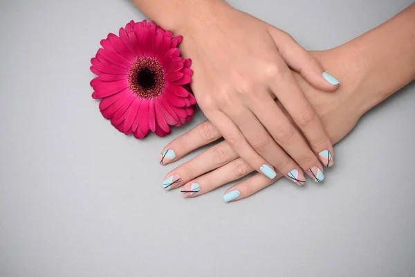 Mooie delicate manicure op vrouwelijke handen, op pastel achtergrond. — Stockfoto