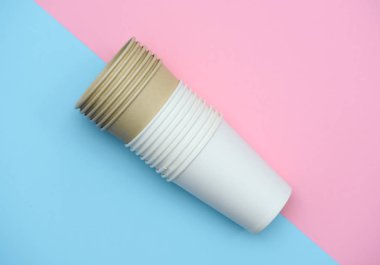 Pembe mavi arka planda el sanatları gözlük