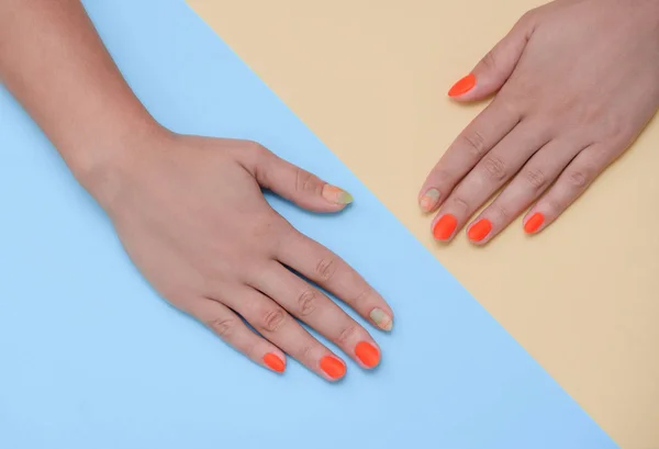 Mooie, goed verzorgde, accurate handen met zomer manicure — Stockfoto