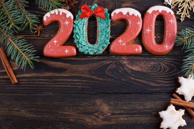 Sayıların şeklinde Zencefil bisküvi ve koyu arka plan üzerinde 2020 yeni yıl zencefil çerezleri. Üst te. Mevsimlik ambalaj ve Yeni Yıl özellikleri