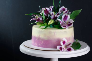 Masada lezzetli, güzel, şenlikli kek