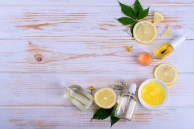 Ahşap bir arka planda kozmetik yağlar güzel düzeni. Yüz ve vücut için doğal kozmetik