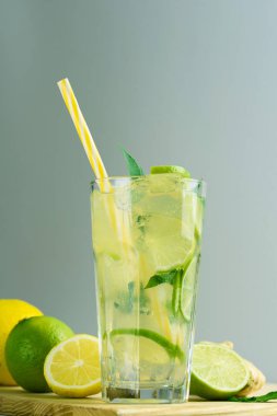 Limon ve kireç, zencefil ve nane yaprakları dilimleri ile soğutma limonata.
