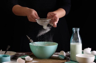 Mutfakta yemek pişir. Çörekler için hamur yapıyorum. Pişirme işlemi, pişirme elleri