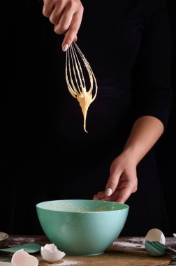 Mutfakta yemek pişir. Çörekler için hamur yapıyorum. Pişirme işlemi, pişirme elleri