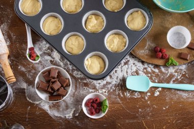 Ahududu ve çikolata ile kekler yapma süreci. Yukarıdan görüntüleyin. Cupcakes pişirme düzeni.