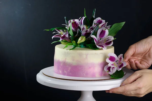 Heerlijke, mooie, feestelijke cake op tafel — Stockfoto