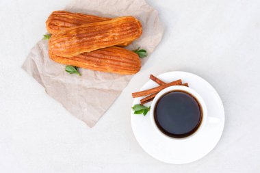 Yaz kafede Eclairs ile kokulu kahve.