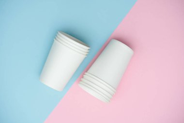 Pembe mavi arka planda el sanatları gözlük