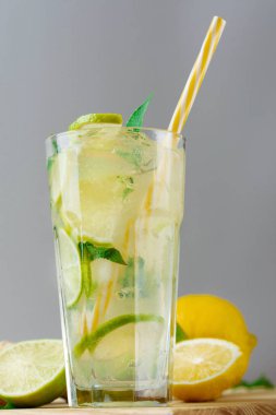 Limon ve kireç, zencefil ve nane yaprakları dilimleri ile soğutma limonata.