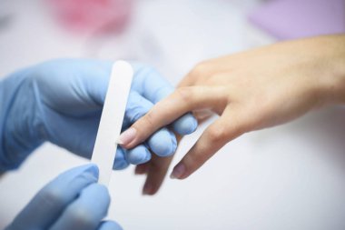 Manikür işinde kadın elleri, ustanın işi.