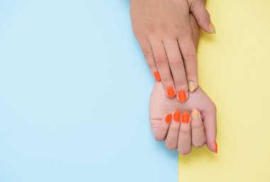 Pastel renk arka planda güzel kadın manikür.