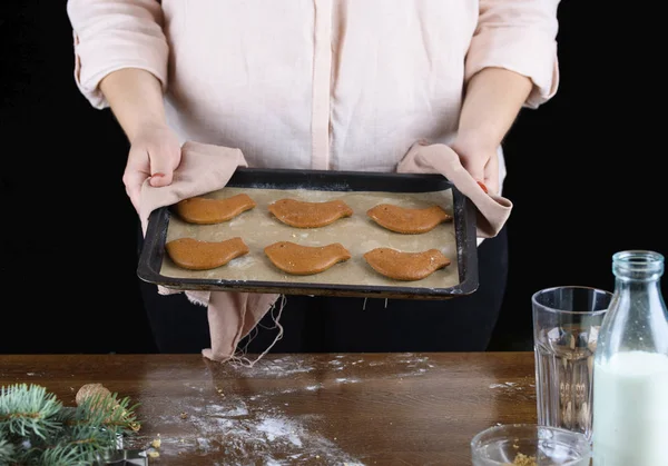 Ароматне пряникове печиво з горіхами. Процес випічки пряників — стокове фото