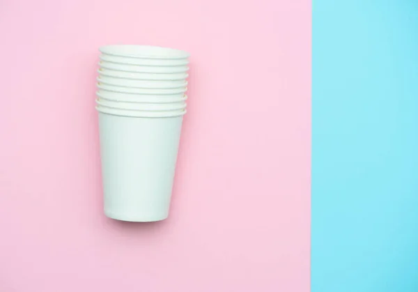 Copos brancos de papel de bebidas e café. Óculos fundo colorido — Fotografia de Stock