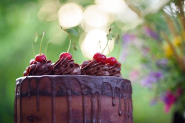 Güzel bir bokeh arka plan üzerinde kiraz ile Çikolatalı kek