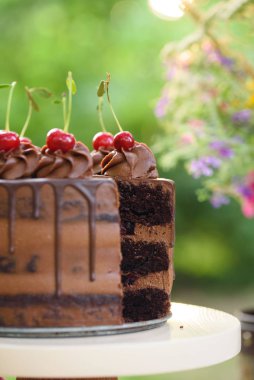 Güzel bir bokeh arka plan üzerinde kiraz ile Çikolatalı kek