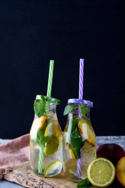 Taze meyve ve buz ile serin bir içecek. Nane, şeftali, limon, limon.