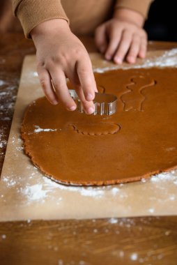 Fındıklı kokulu zencefilli kurabiyeler. Zencefilli çörek pişirme işlemi.