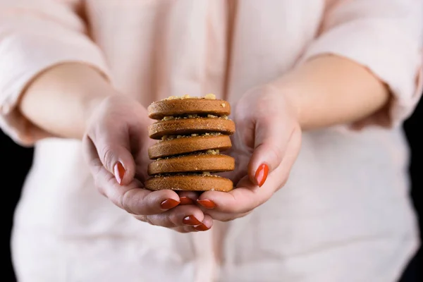 Homemade fragrant gingerbread cookies in female hands with a beautiful manicure — Stock Photo, Image