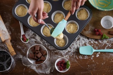 Ahududu ve çikolata ile lezzetli ve kokulu kekler.