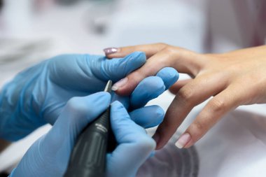 Manikür işinde kadın elleri, ustanın işi.