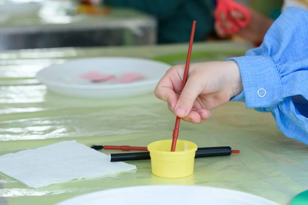 Kinderanimatie-verf stenen. Geschilderd met verven stenen en potten van verf, vrije tijd voor het kind, kinder creativiteit. — Stockfoto