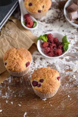 Ahududu, beyaz krema ve çikolata krema ile lezzetli aromalı cupcake.
