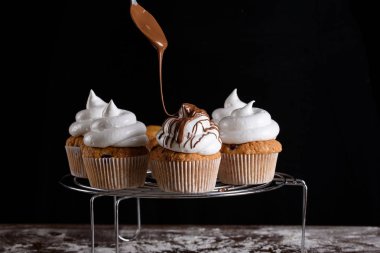 Ahududu, beyaz krema ve çikolata krema ile lezzetli aromalı cupcake.