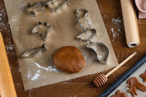 Fındıklı kokulu zencefilli kurabiyeler. Zencefilli çörek pişirme işlemi.