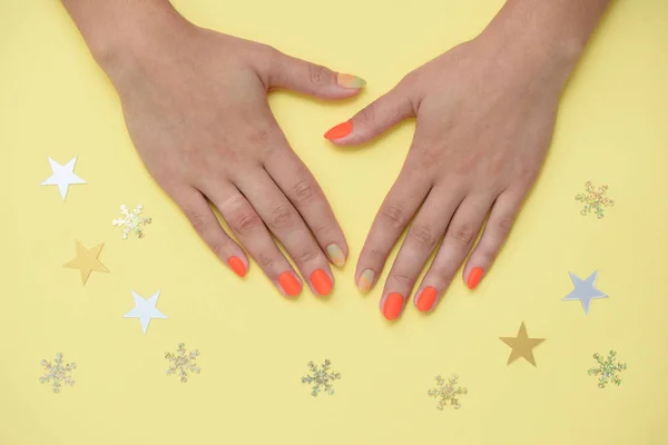 Vrouw hand met trendy Nail Art manicure Holding gerbera's bloem op grijze achtergrond — Stockfoto