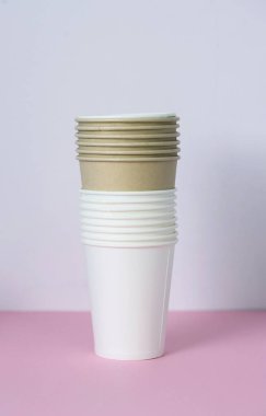 Pembe arka planda zanaat gözlükleri. Eko