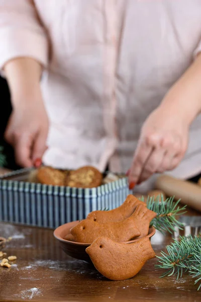 Ароматне пряникове печиво з горіхами. Процес випічки пряників . — стокове фото