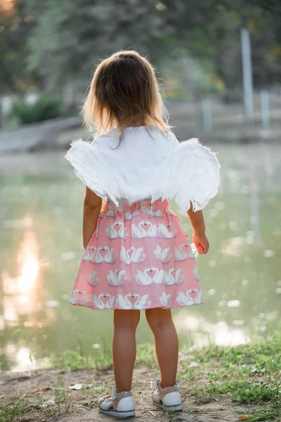 Linda menina anjo de pé para trás. Símbolo de paz e tranquilidade, meditação . — Fotografia de Stock