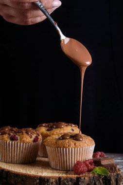 Ahududu, beyaz krema ve çikolata krema ile lezzetli aromalı cupcake.