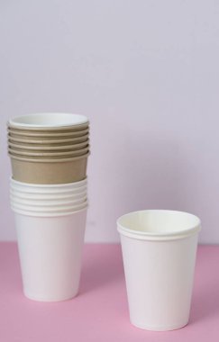 Pembe arka planda zanaat gözlükleri. Eko