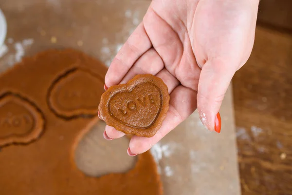 Galletas de jengibre fragantes con nueces. El proceso de hornear pan de jengibre . — Foto de Stock