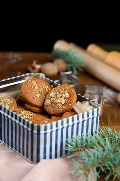 Fragrant gingerbread cookies with nuts. The process of baking gingerbread. — Stock Photo, Image