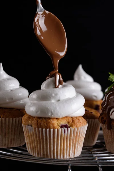 Delizioso cupcake aromatizzato con lamponi, panna bianca e glassa al cioccolato . — Foto Stock