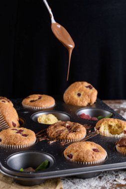 Ahududu, beyaz krema ve çikolata krema ile lezzetli aromalı cupcake.