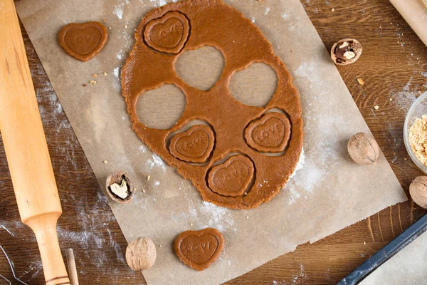 Galletas de jengibre fragantes con nueces. El proceso de hornear pan de jengibre . — Foto de Stock