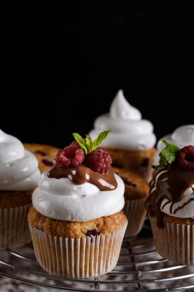 Finom ízű Cupcake málna, fehér krém, csokoládé jegesedés és. — Stock Fotó