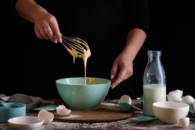 Şefin el çırpışı ve siyah arka planda beyaz un.