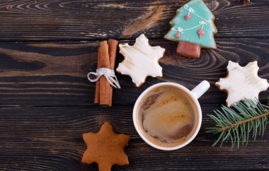 Baharatlar ve sütlü kahve ile ev yapımı Noel tatlılar