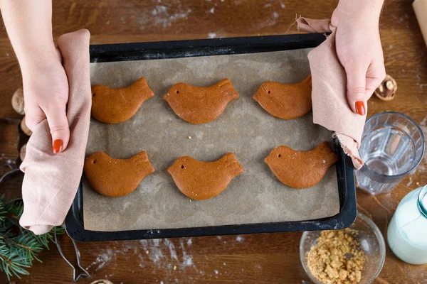 Biscotti di pan di zenzero fragranti con noci. Il processo di cottura del pan di zenzero . — Foto Stock